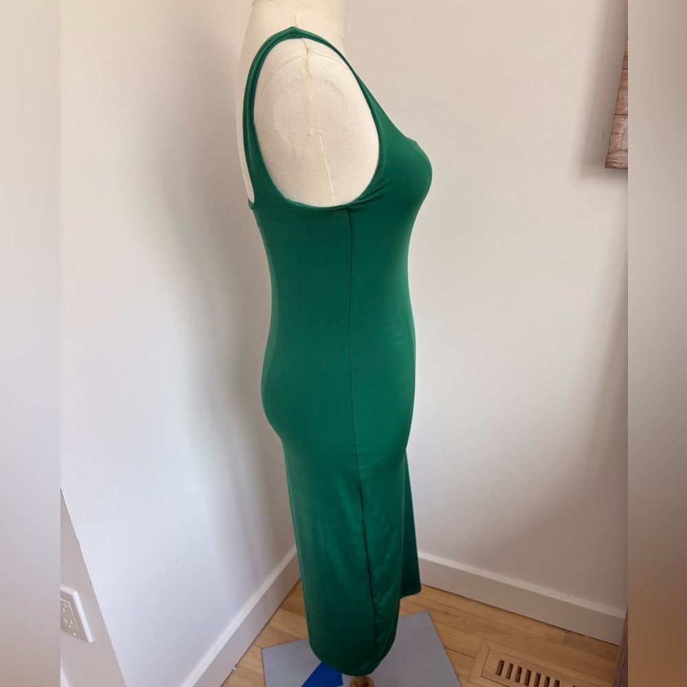 Chic Green Midi Dress with Flowy Skirt and Sleeveless Design - Picture 2 of 5